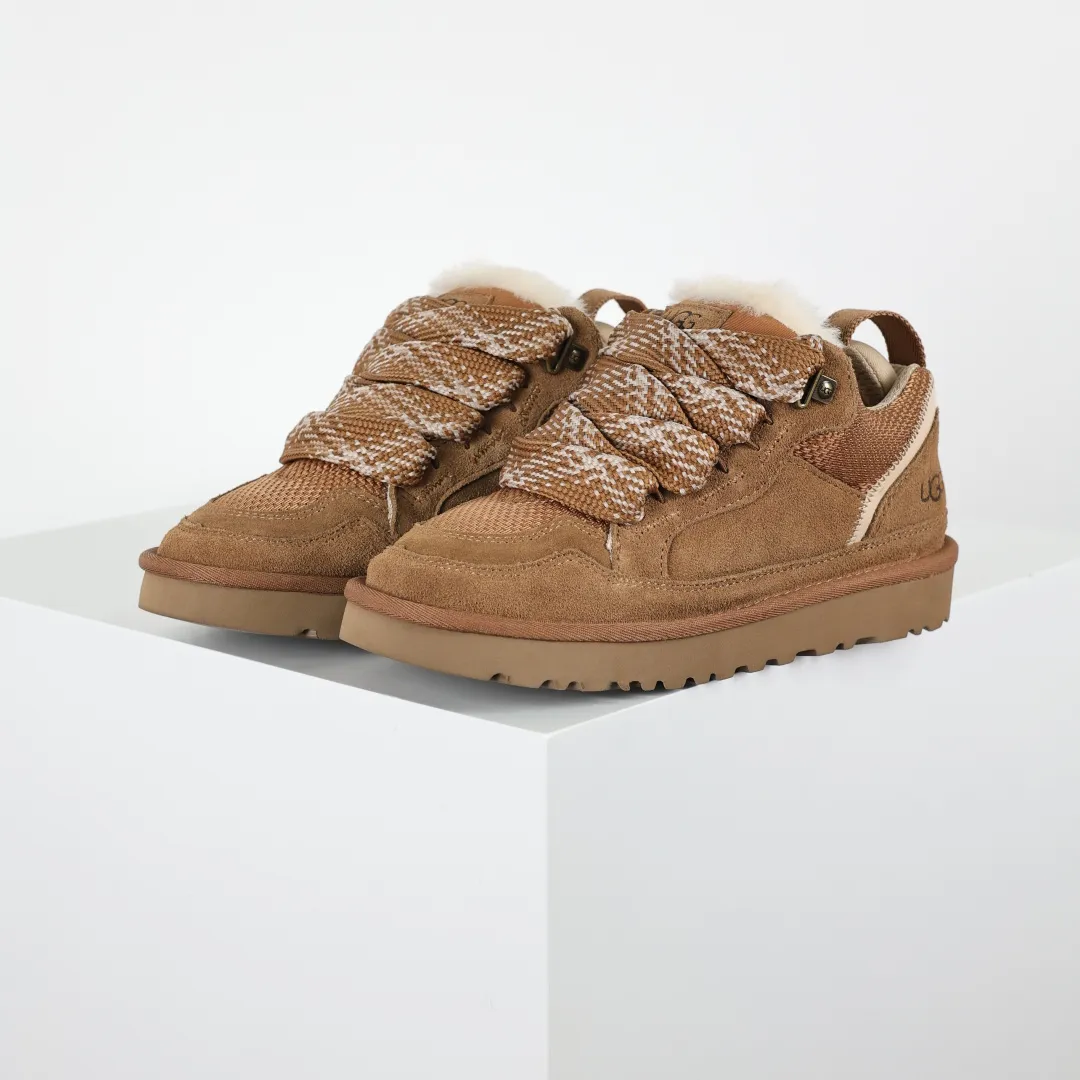 Pick up locally 💰660 Core recommended good price Independently developed original outsole, cashmere insole, keeping warm in winter, suitable for home use. In recent years, uug has launched a style series, which is partially skewed towards the preferences of young consumers, and has also been at the forefront of fashion trends. Shoe body material, water-repellent coated suede upper, 17mm UGGPURE™ implanted wool insole, lightweight non-slip and comfortable rubber outsole, with brand LOGO, complete packaging, size: 35 36 37 38 39 40